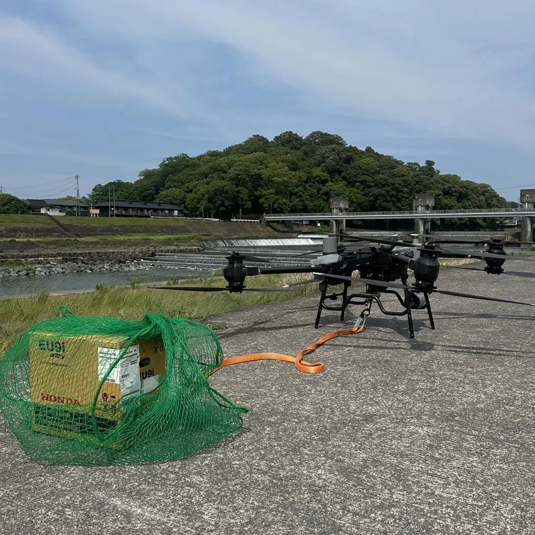 荷物を吊り下げる大型運搬ドローン